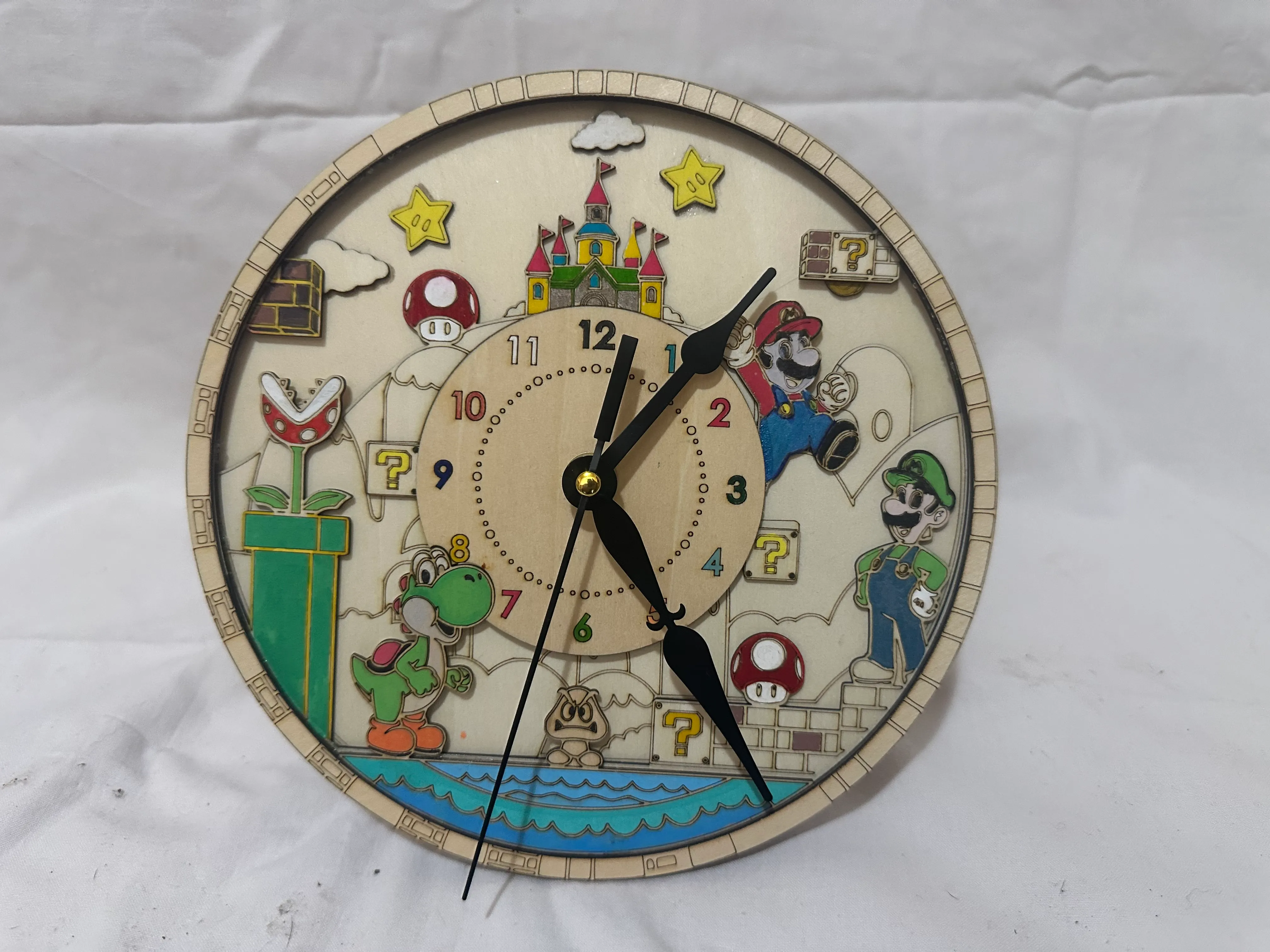 Orologio in legno con design simpatico